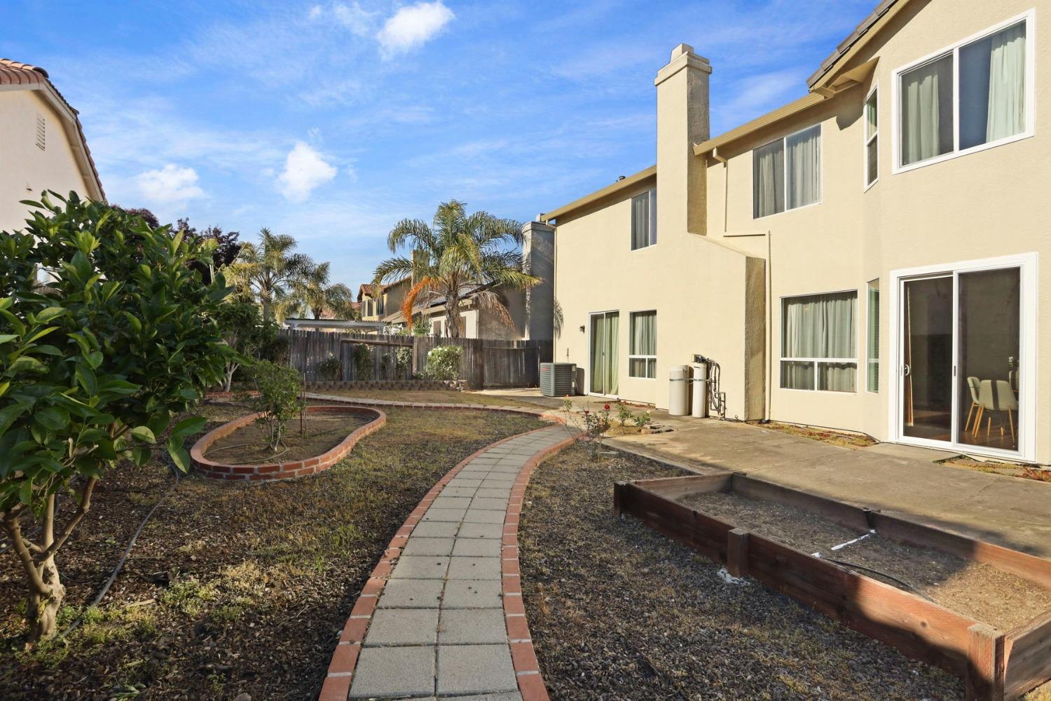 Detail Gallery Image 58 of 65 For 9572 Crystal Water Way, Elk Grove,  CA 95624 - 6 Beds | 4/1 Baths