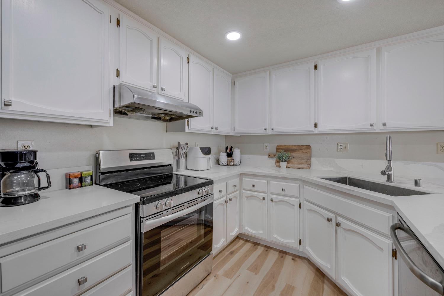 Detail Gallery Image 12 of 36 For 7101 Sutherland Way, Elk Grove,  CA 95758 - 3 Beds | 2 Baths