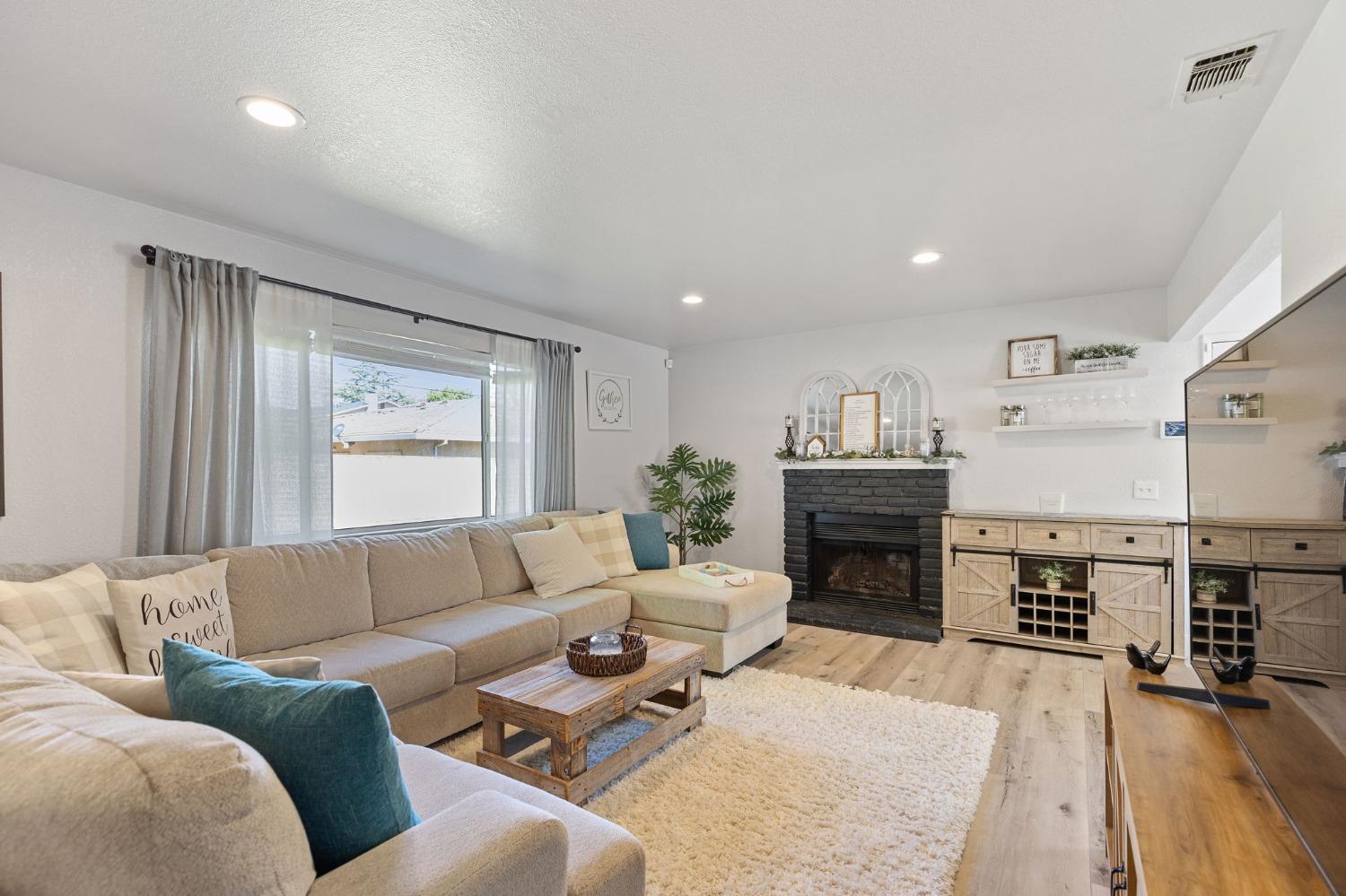 Detail Gallery Image 2 of 42 For 5224 North Ave, Carmichael,  CA 95608 - 3 Beds | 2 Baths