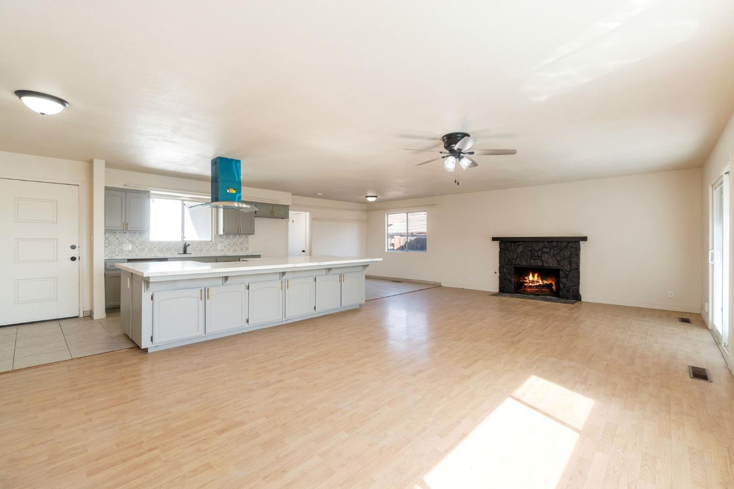 Detail Gallery Image 8 of 39 For 2738 S Fairway Ct, Visalia,  CA 93277 - 4 Beds | 2/1 Baths