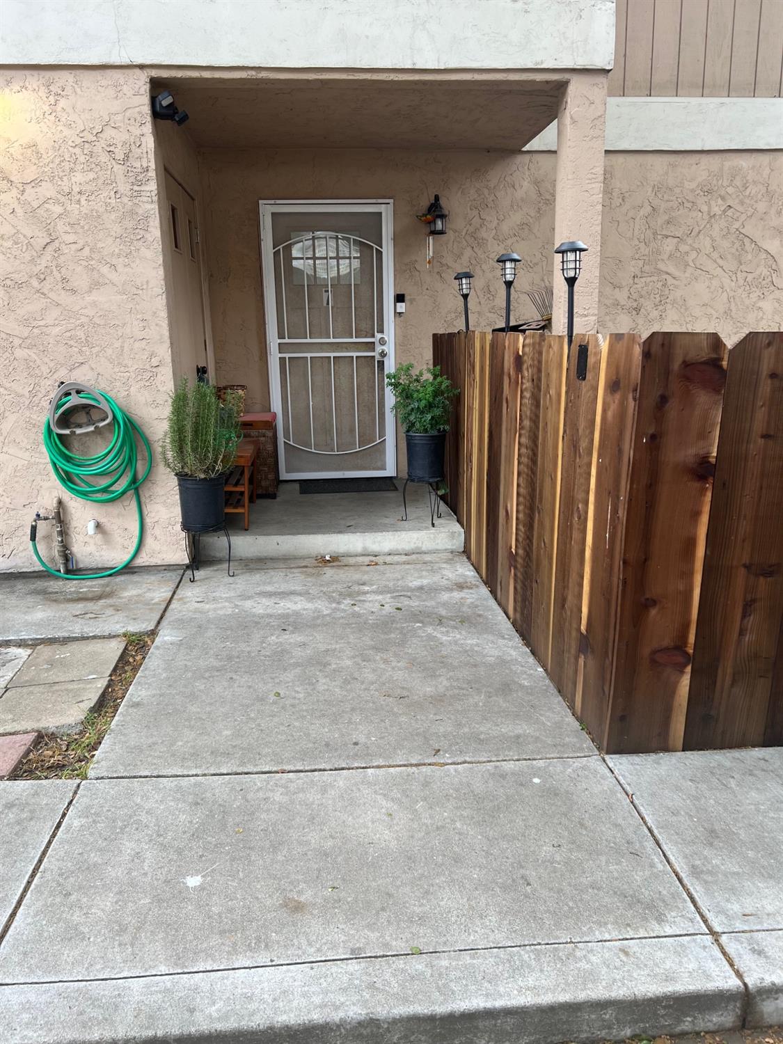 Detail Gallery Image 1 of 20 For 33 Deer St #7,  Salinas,  CA 93906 - 3 Beds | 2/1 Baths