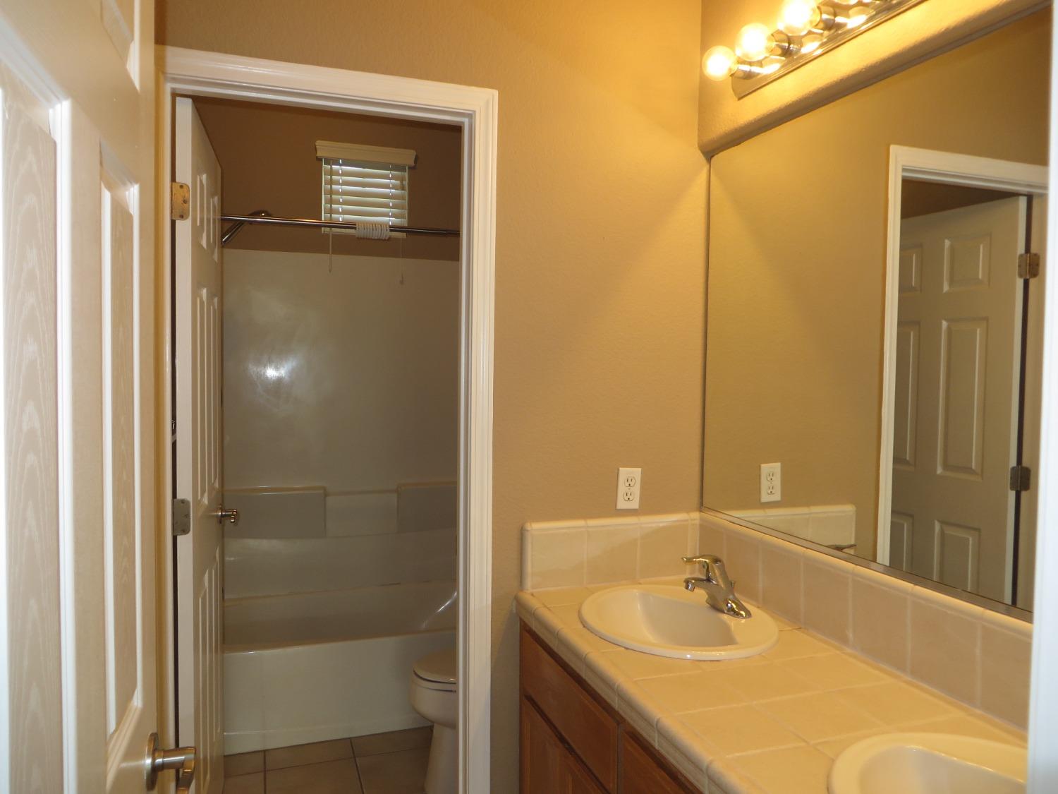 Detail Gallery Image 11 of 17 For 2120 Lonnie Beck Way, Stockton,  CA 95209 - 4 Beds | 2/1 Baths