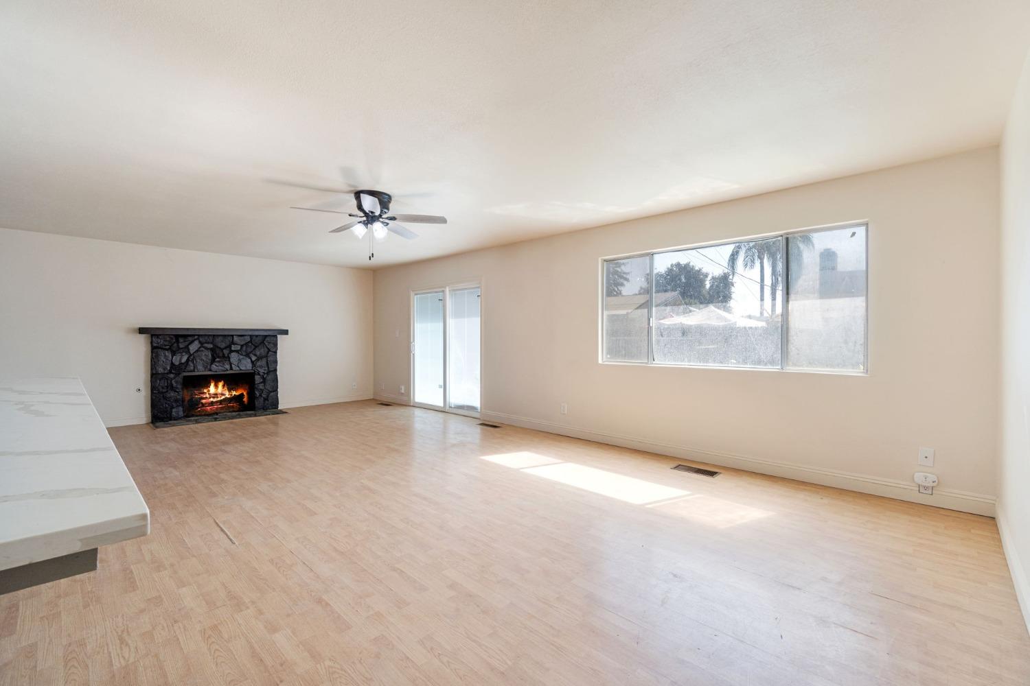 Detail Gallery Image 7 of 39 For 2738 S Fairway Ct, Visalia,  CA 93277 - 4 Beds | 2/1 Baths
