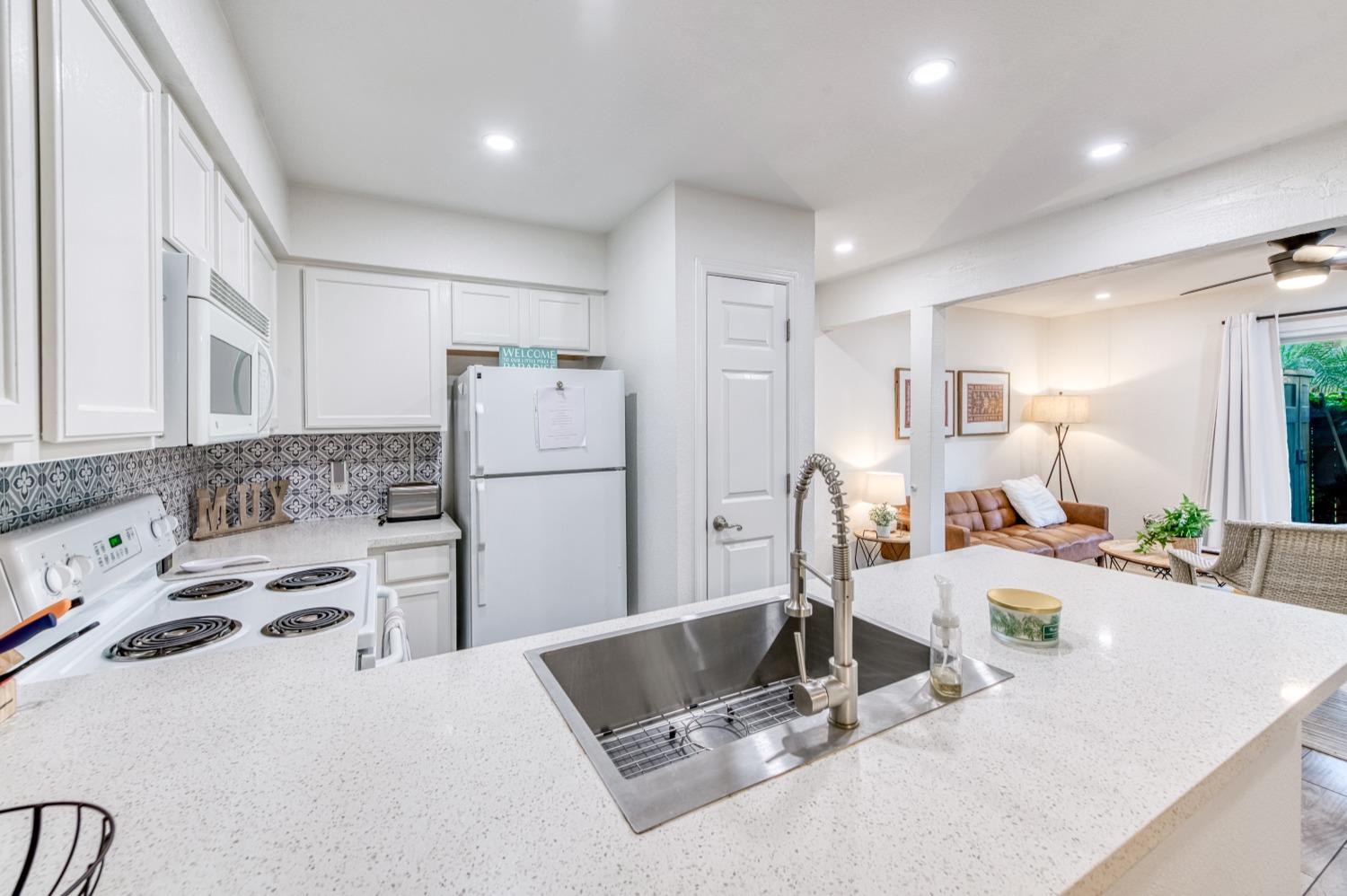Detail Gallery Image 8 of 25 For 2881 Huntington Blvd #116,  Fresno,  CA 93721 - 1 Beds | 1 Baths