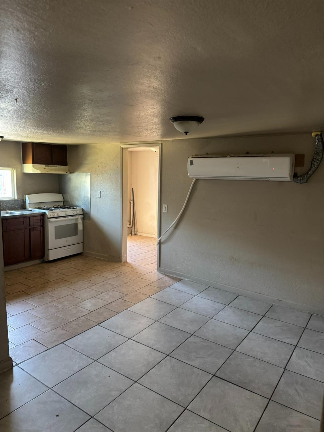 Detail Gallery Image 5 of 11 For 423 Empire Ave, Modesto,  CA 95354 - 3 Beds | 1 Baths