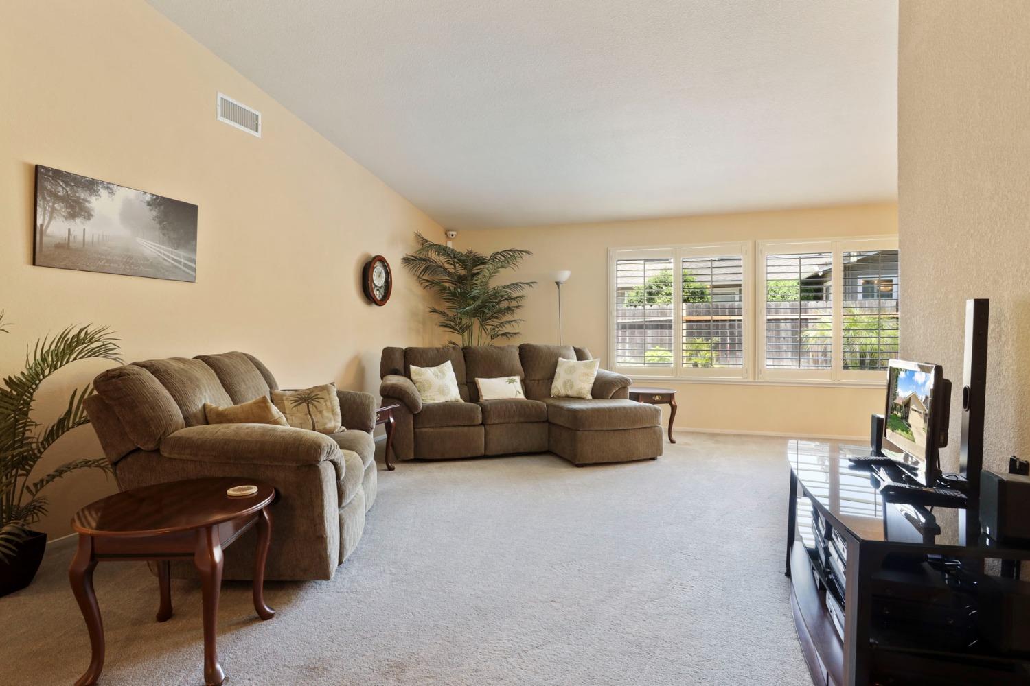 Detail Gallery Image 9 of 62 For 2909 Estate Dr, Stockton,  CA 95209 - 4 Beds | 2 Baths
