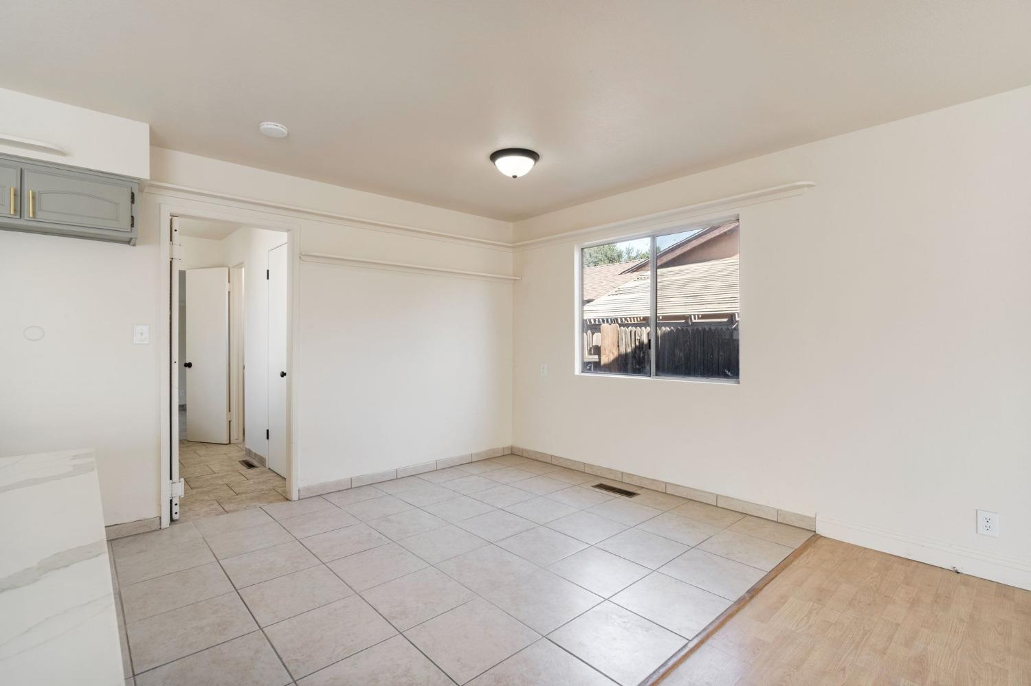 Detail Gallery Image 9 of 39 For 2738 S Fairway Ct, Visalia,  CA 93277 - 4 Beds | 2/1 Baths