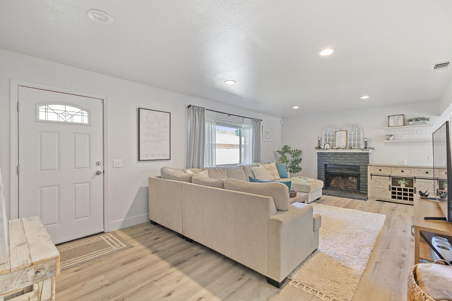 Detail Gallery Image 5 of 42 For 5224 North Ave, Carmichael,  CA 95608 - 3 Beds | 2 Baths