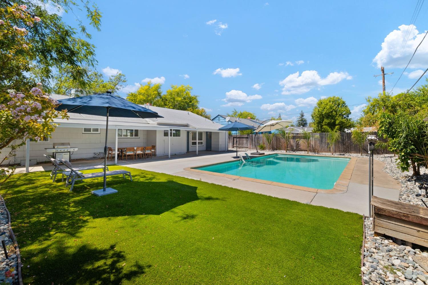 Detail Gallery Image 5 of 18 For 7409 East Pkwy, Sacramento,  CA 95823 - 4 Beds | 2 Baths