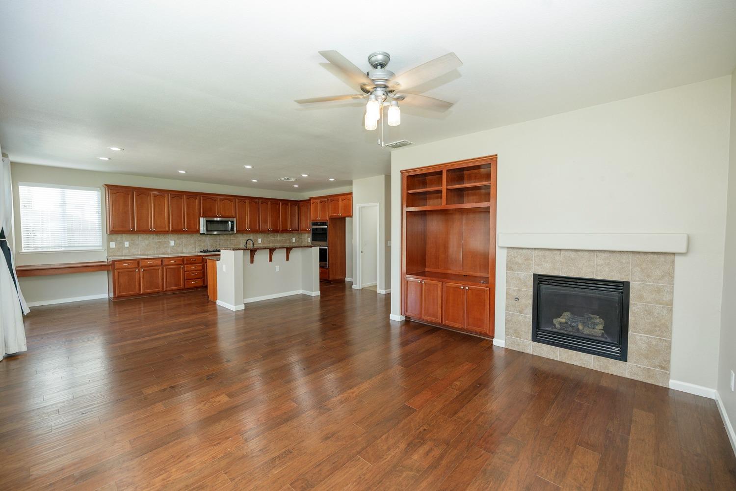 Detail Gallery Image 4 of 53 For 1466 Grand Oak Way, Oakdale,  CA 95361 - 5 Beds | 3 Baths