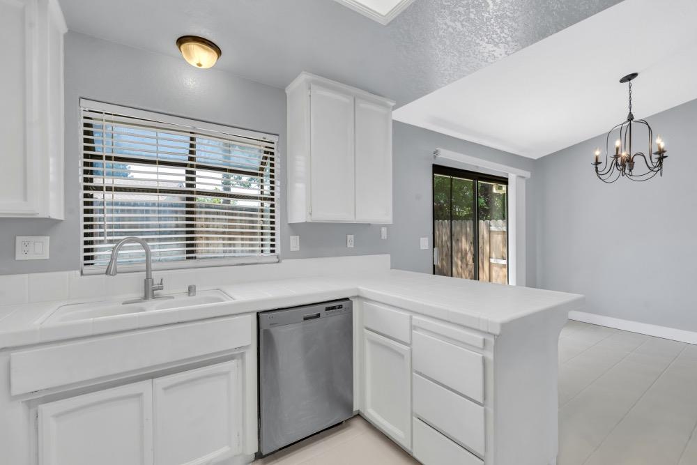Detail Gallery Image 11 of 46 For 7008 Fall Way, Elk Grove,  CA 95758 - 3 Beds | 2 Baths