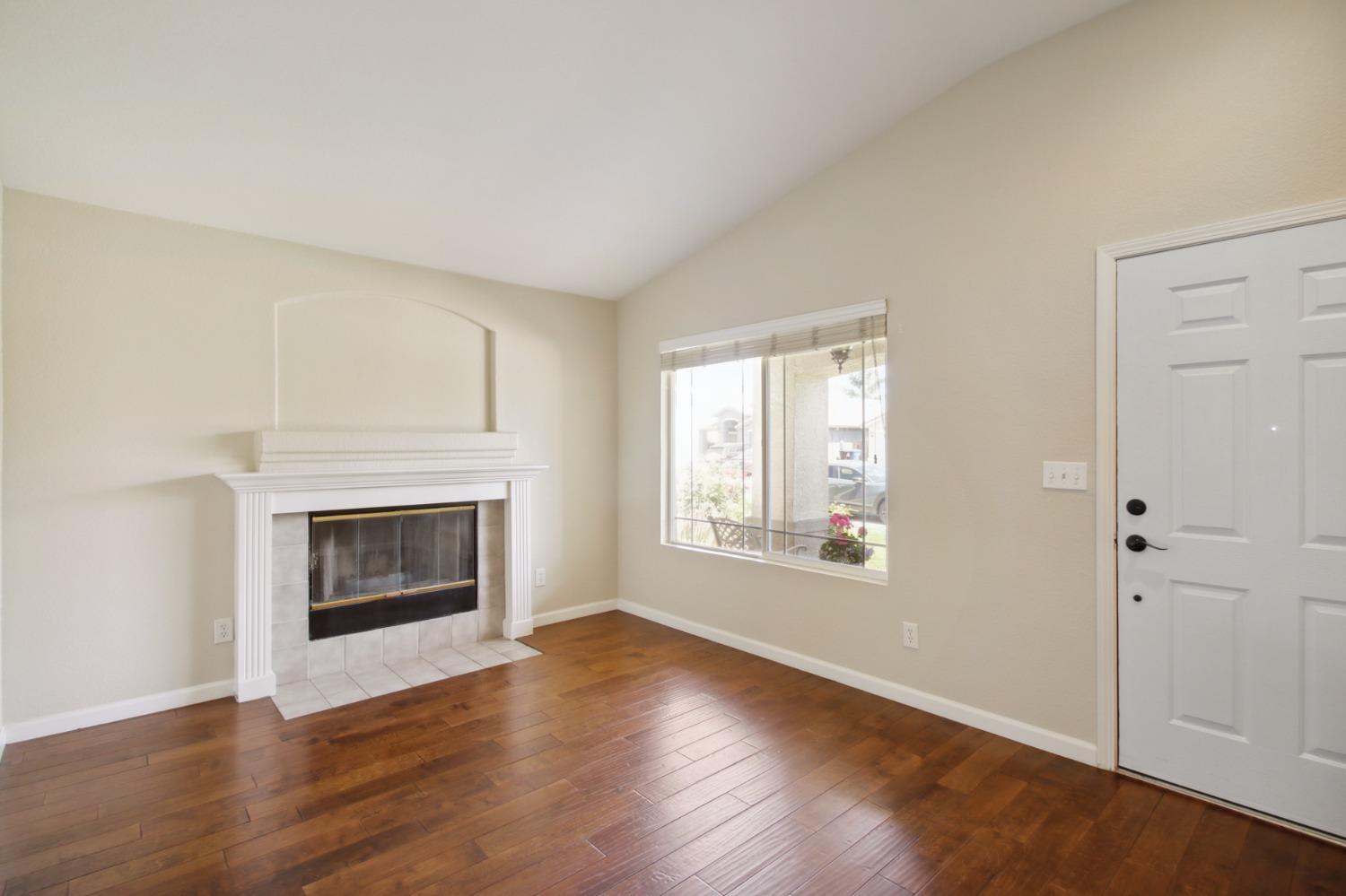 Detail Gallery Image 7 of 57 For 10092 Teddington Way, Elk Grove,  CA 95624 - 3 Beds | 2 Baths