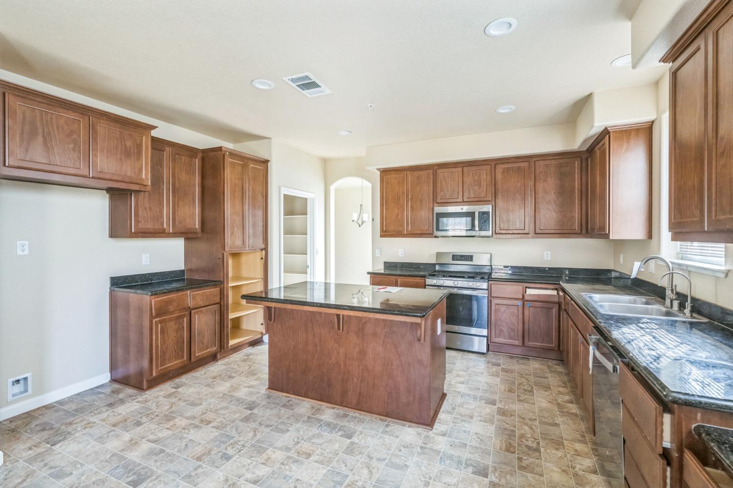 Detail Gallery Image 7 of 29 For 604 Cecily St, King City,  CA 93930 - 5 Beds | 3 Baths