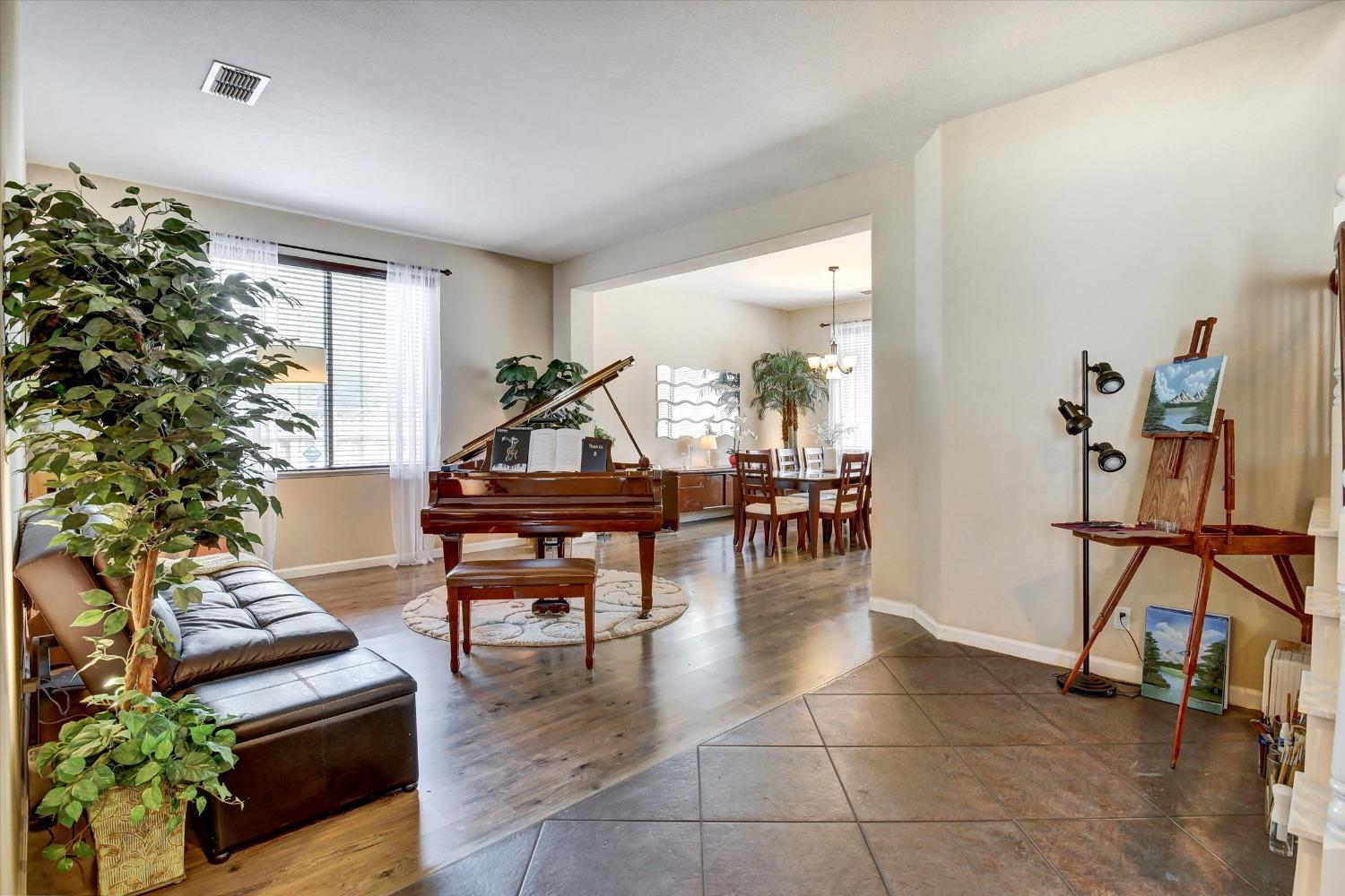 Detail Gallery Image 8 of 65 For 9500 Chicory Field Way, Elk Grove,  CA 95624 - 5 Beds | 4 Baths