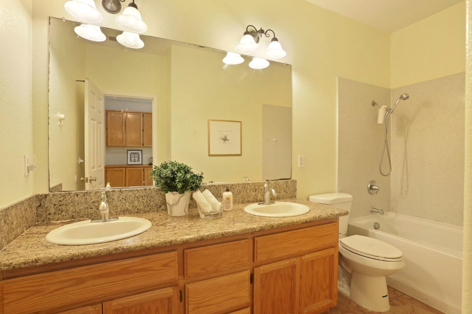 Detail Gallery Image 54 of 65 For 9572 Crystal Water Way, Elk Grove,  CA 95624 - 6 Beds | 4/1 Baths