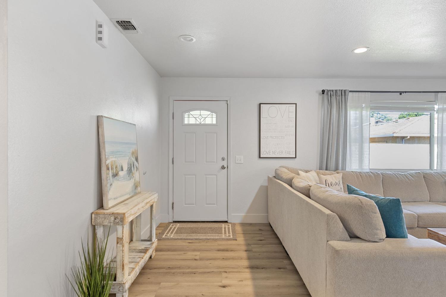 Detail Gallery Image 6 of 42 For 5224 North Ave, Carmichael,  CA 95608 - 3 Beds | 2 Baths