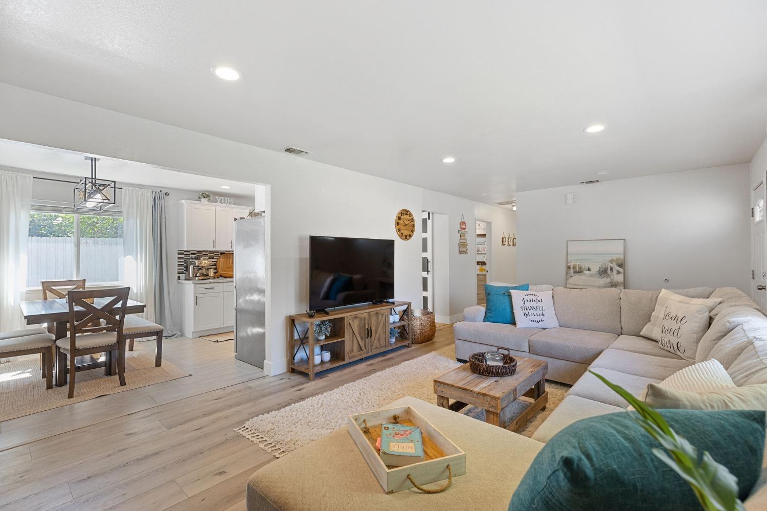 Detail Gallery Image 7 of 42 For 5224 North Ave, Carmichael,  CA 95608 - 3 Beds | 2 Baths