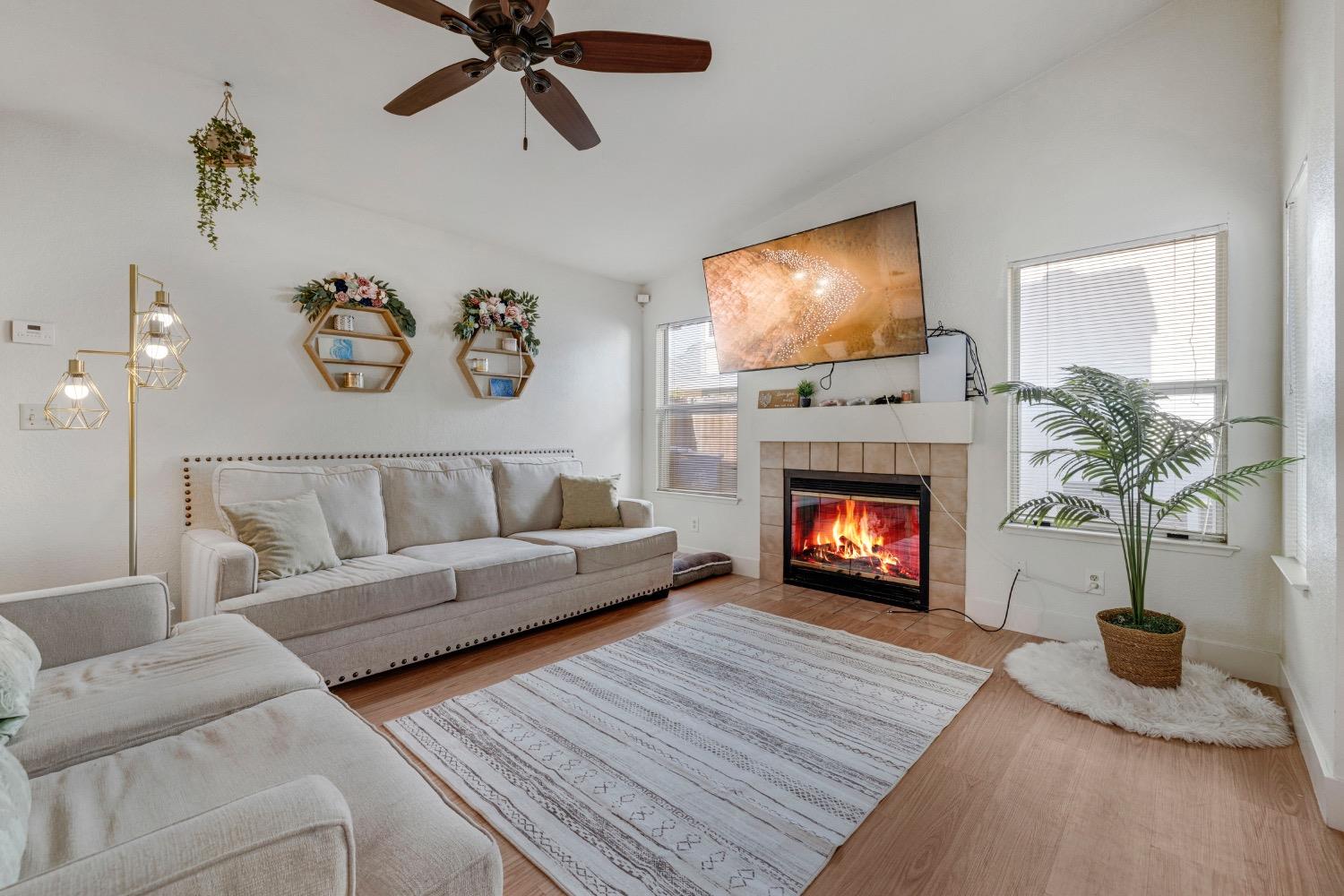 Detail Gallery Image 7 of 36 For 7101 Sutherland Way, Elk Grove,  CA 95758 - 3 Beds | 2 Baths