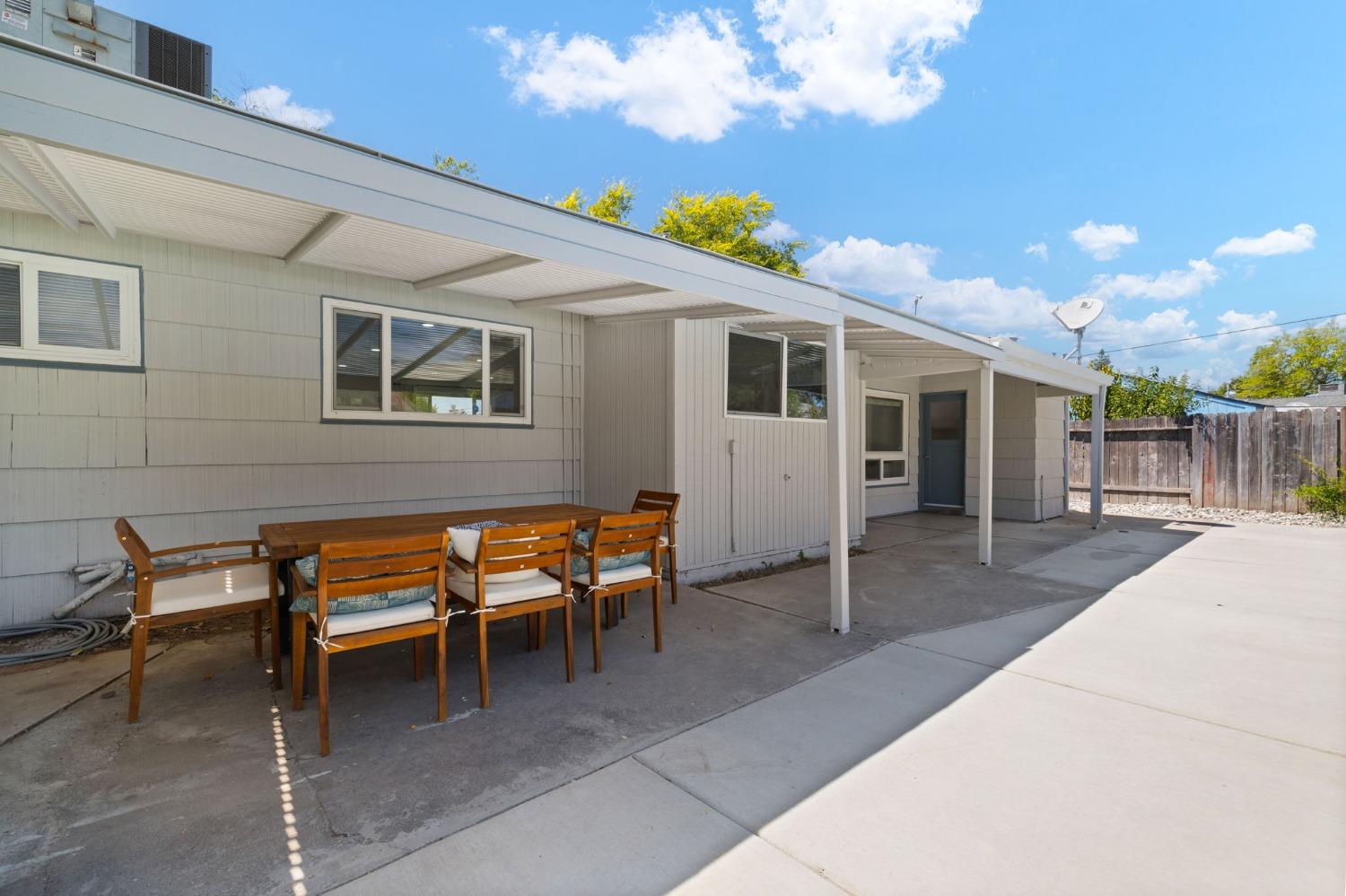 Detail Gallery Image 6 of 18 For 7409 East Pkwy, Sacramento,  CA 95823 - 4 Beds | 2 Baths