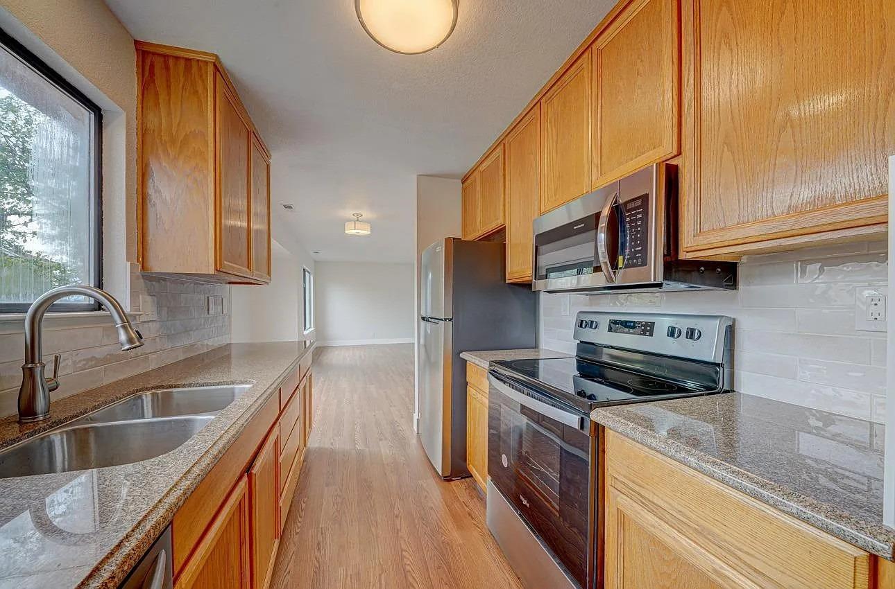 Detail Gallery Image 4 of 20 For 33 Deer St #7,  Salinas,  CA 93906 - 3 Beds | 2/1 Baths