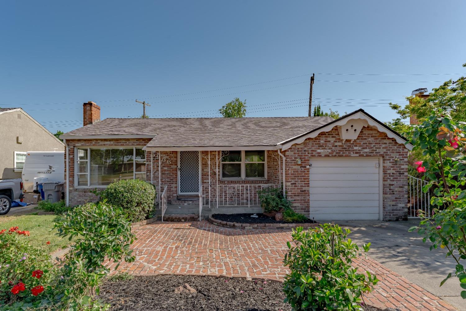 Detail Gallery Image 1 of 33 For 5936 11th Ave, Sacramento,  CA 95820 - 3 Beds | 1 Baths