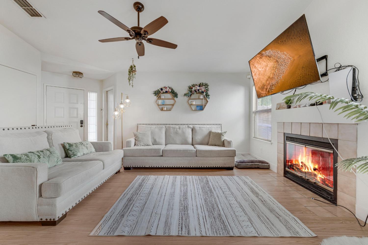 Detail Gallery Image 6 of 36 For 7101 Sutherland Way, Elk Grove,  CA 95758 - 3 Beds | 2 Baths