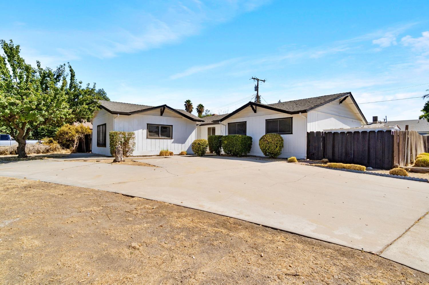 Detail Gallery Image 2 of 39 For 2738 S Fairway Ct, Visalia,  CA 93277 - 4 Beds | 2/1 Baths