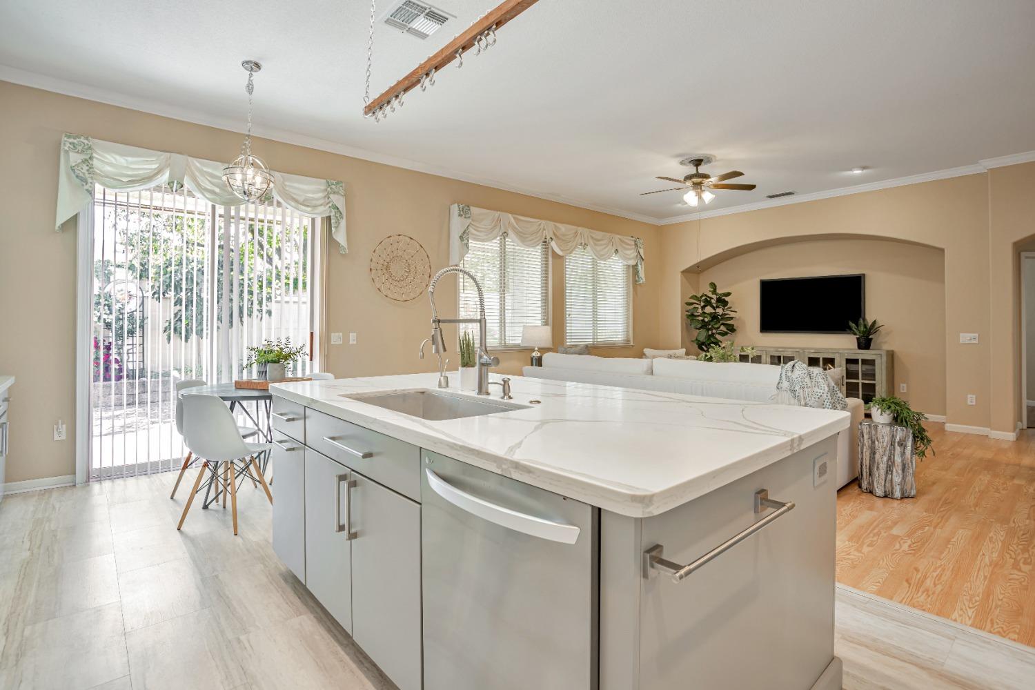 Detail Gallery Image 13 of 26 For 9505 Emerald Cove Ln, Elk Grove,  CA 95758 - 3 Beds | 2 Baths