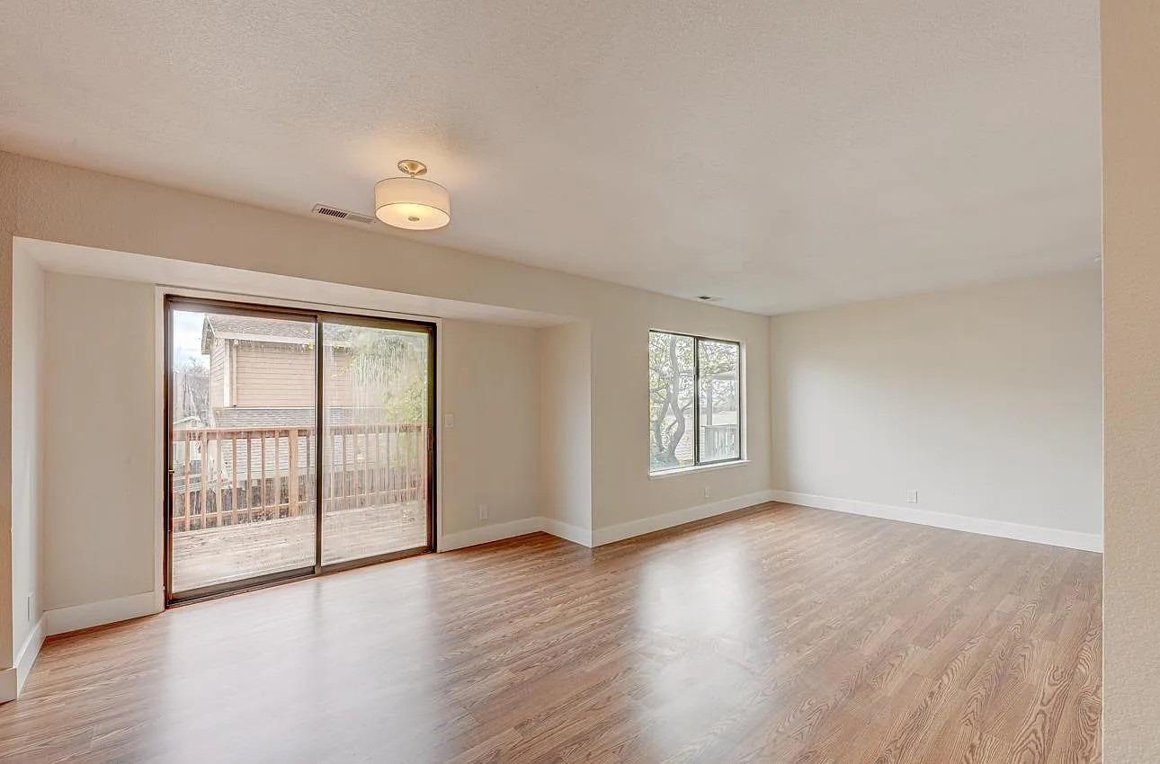 Detail Gallery Image 11 of 20 For 33 Deer St #7,  Salinas,  CA 93906 - 3 Beds | 2/1 Baths