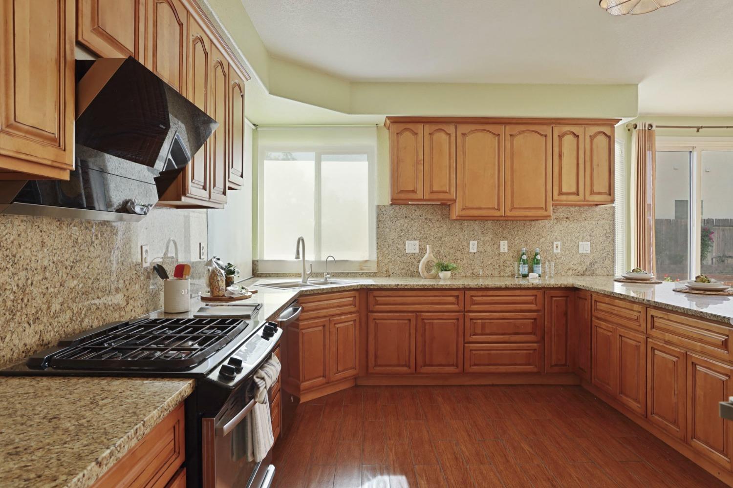 Detail Gallery Image 11 of 65 For 9572 Crystal Water Way, Elk Grove,  CA 95624 - 6 Beds | 4/1 Baths