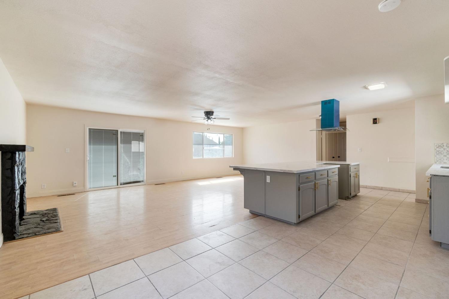 Detail Gallery Image 10 of 39 For 2738 S Fairway Ct, Visalia,  CA 93277 - 4 Beds | 2/1 Baths