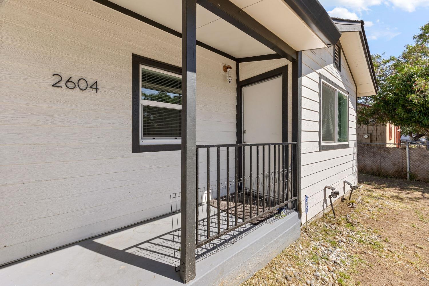Detail Gallery Image 2 of 31 For 2604 Fairfield St, Sacramento,  CA 95815 - 2 Beds | 1 Baths