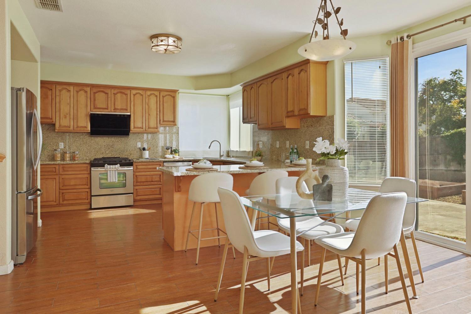 Detail Gallery Image 17 of 65 For 9572 Crystal Water Way, Elk Grove,  CA 95624 - 6 Beds | 4/1 Baths