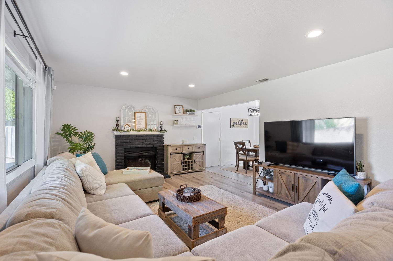 Detail Gallery Image 3 of 42 For 5224 North Ave, Carmichael,  CA 95608 - 3 Beds | 2 Baths