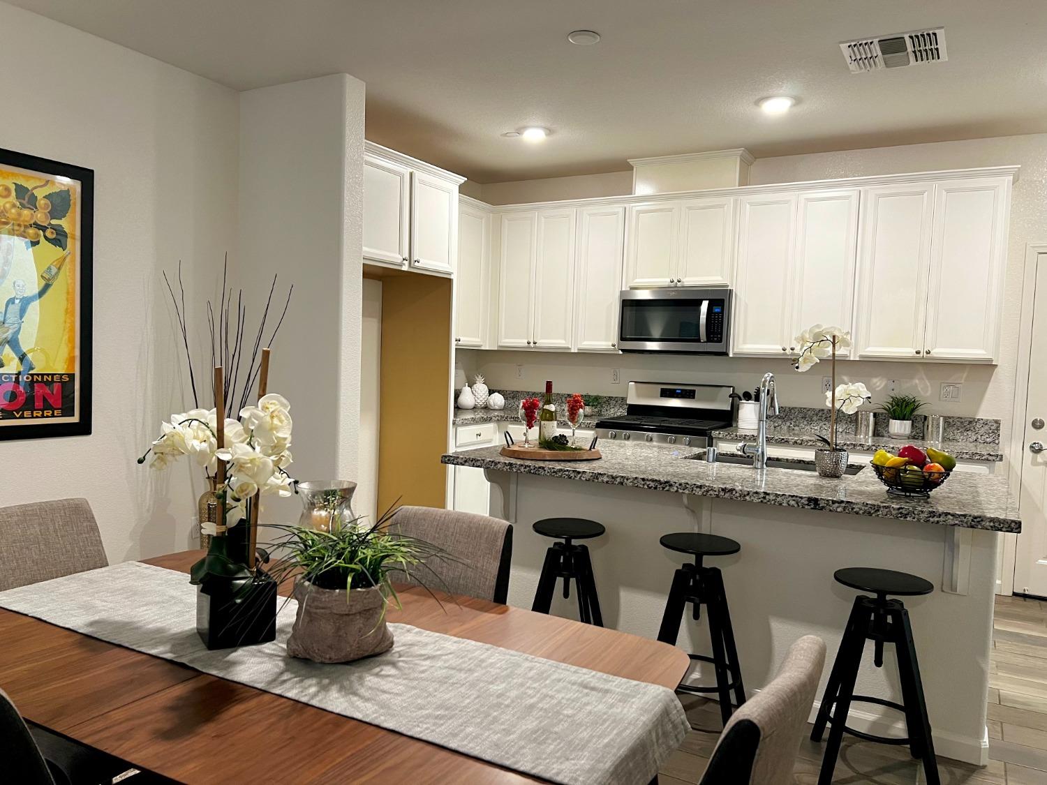 Detail Gallery Image 4 of 29 For 2542 Natomas Crossing Dr, Sacramento,  CA 95834 - 3 Beds | 2/1 Baths
