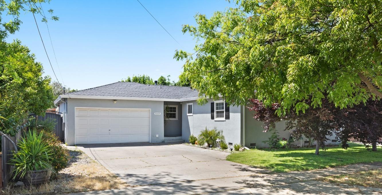 Detail Gallery Image 1 of 24 For 2009 Carver Rd, Modesto,  CA 95350 - 3 Beds | 2 Baths