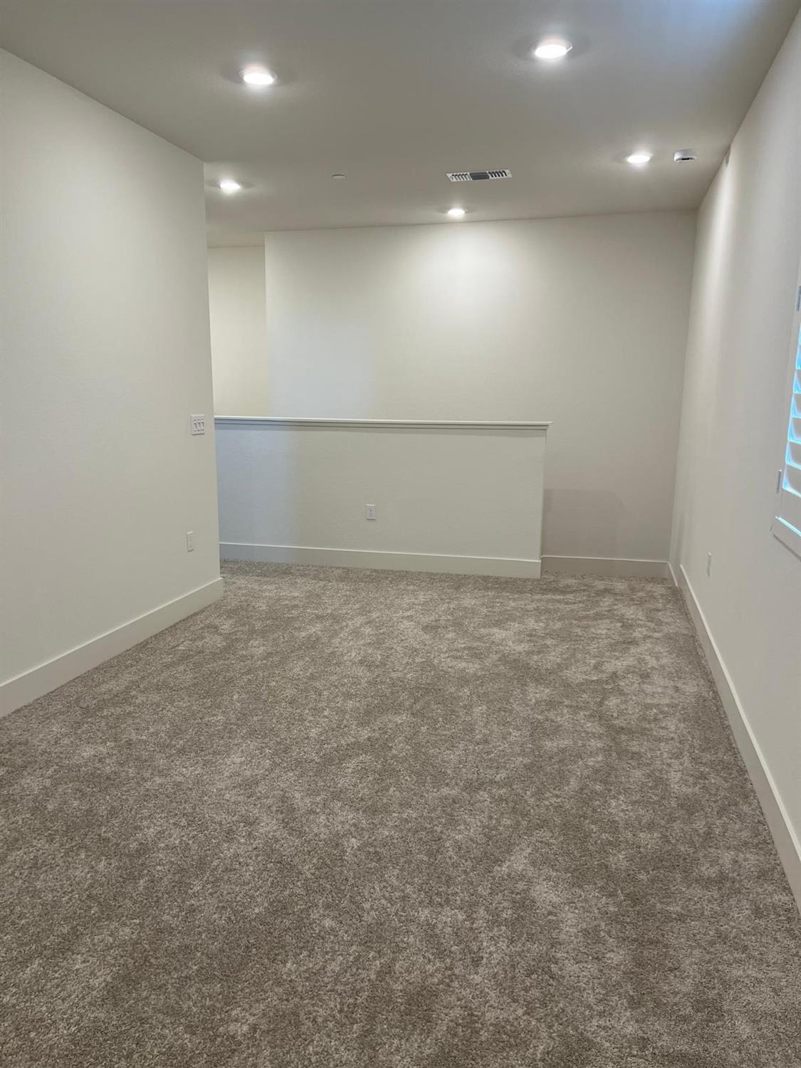Detail Gallery Image 15 of 44 For 5628 Kusnick Ave, Tracy,  CA 95375 - 5 Beds | 3/1 Baths