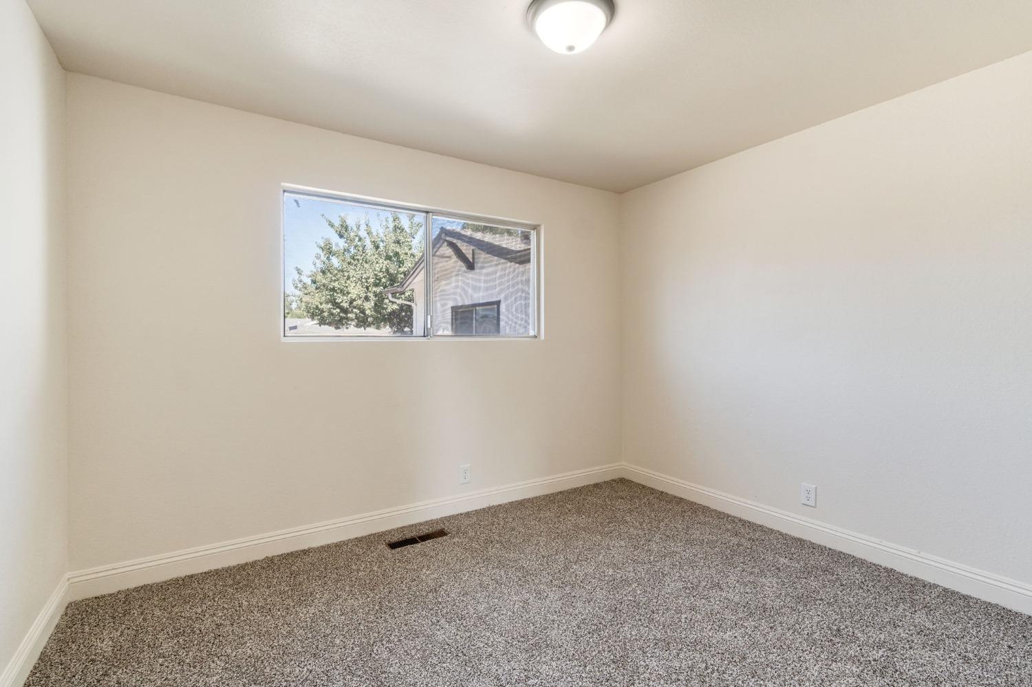 Detail Gallery Image 22 of 39 For 2738 S Fairway Ct, Visalia,  CA 93277 - 4 Beds | 2/1 Baths