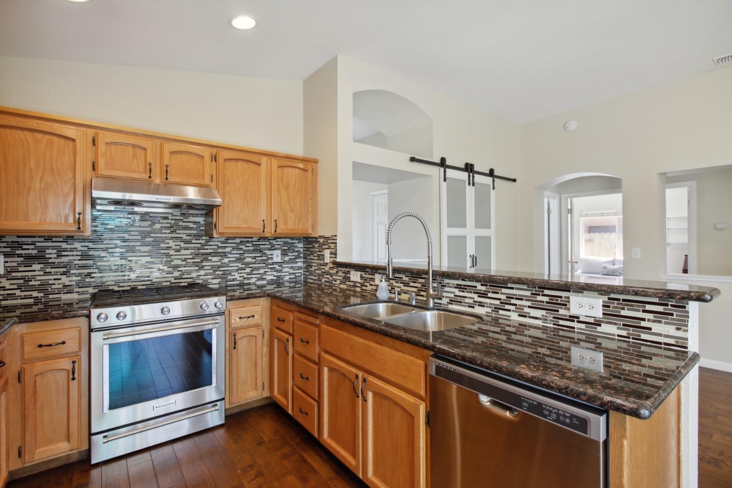 Detail Gallery Image 17 of 57 For 10092 Teddington Way, Elk Grove,  CA 95624 - 3 Beds | 2 Baths