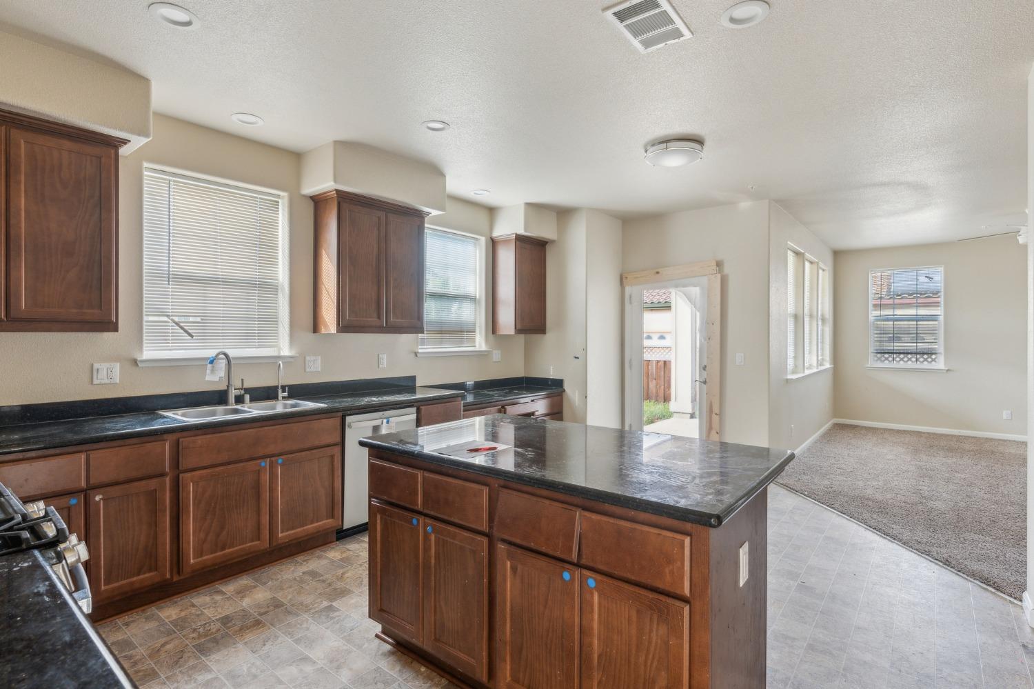 Detail Gallery Image 8 of 29 For 604 Cecily St, King City,  CA 93930 - 5 Beds | 3 Baths
