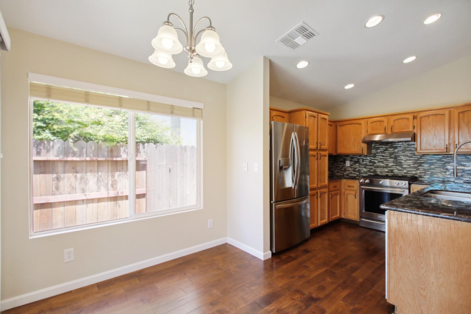 Detail Gallery Image 15 of 57 For 10092 Teddington Way, Elk Grove,  CA 95624 - 3 Beds | 2 Baths