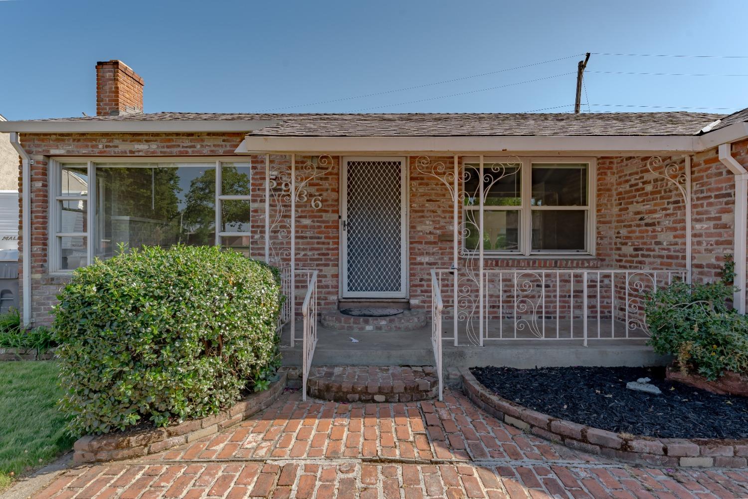 Detail Gallery Image 5 of 33 For 5936 11th Ave, Sacramento,  CA 95820 - 3 Beds | 1 Baths