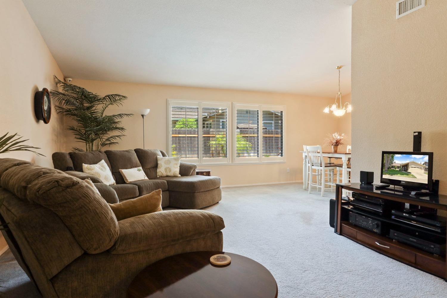 Detail Gallery Image 8 of 62 For 2909 Estate Dr, Stockton,  CA 95209 - 4 Beds | 2 Baths