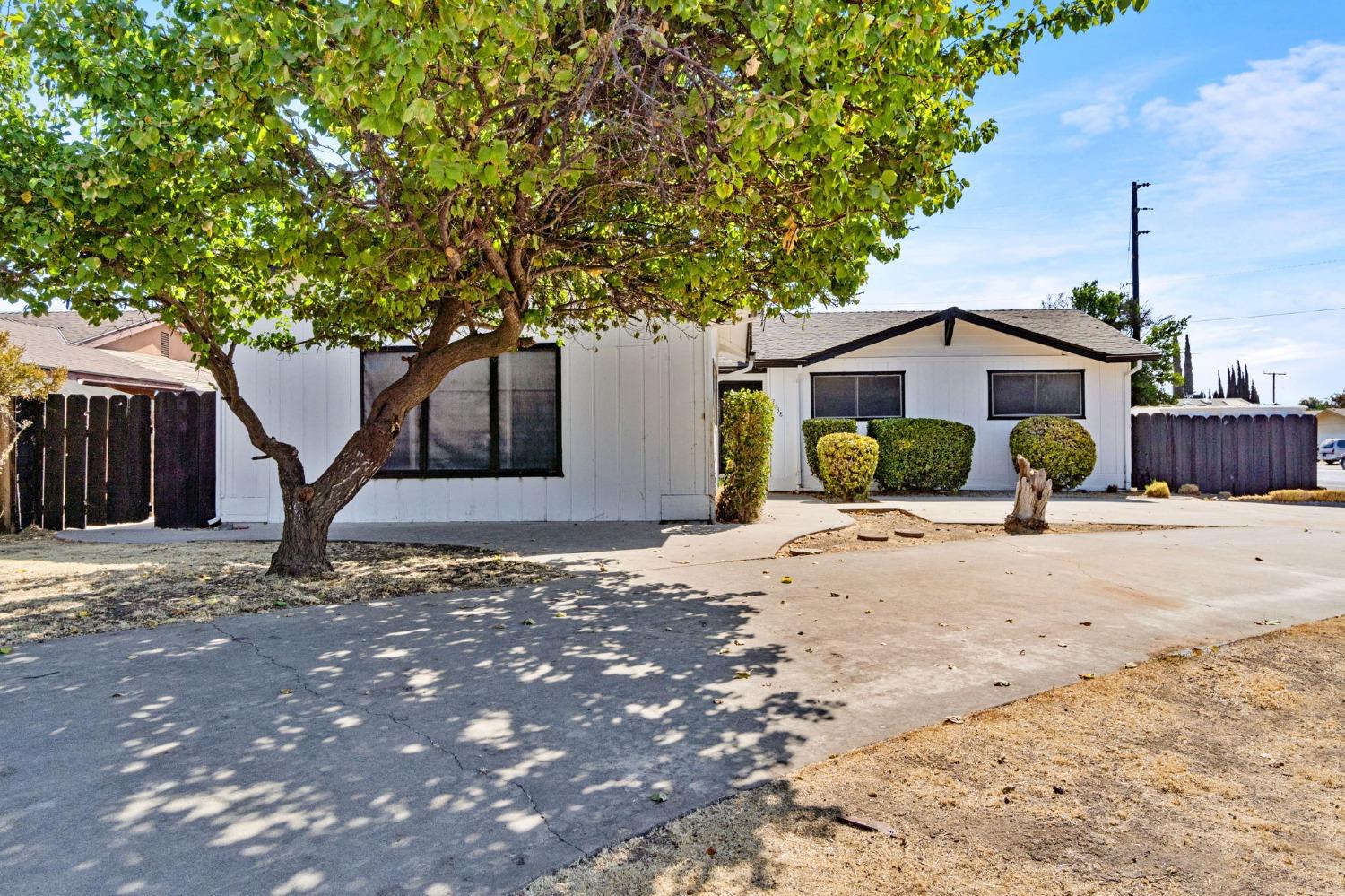 Detail Gallery Image 1 of 39 For 2738 S Fairway Ct, Visalia,  CA 93277 - 4 Beds | 2/1 Baths
