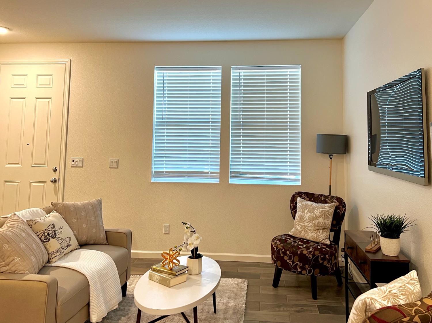 Detail Gallery Image 8 of 29 For 2542 Natomas Crossing Dr, Sacramento,  CA 95834 - 3 Beds | 2/1 Baths