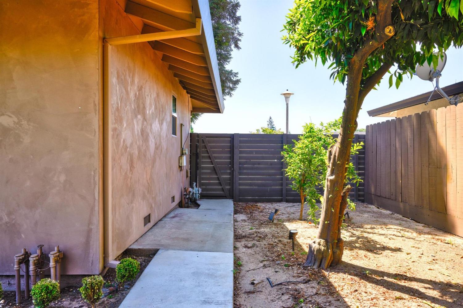 Detail Gallery Image 49 of 65 For 23271 S Pebble Beach Ln, Ripon,  CA 95366 - 3 Beds | 3 Baths