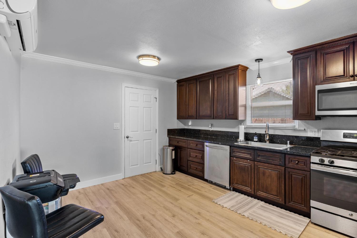Detail Gallery Image 7 of 31 For 2604 Fairfield St, Sacramento,  CA 95815 - 2 Beds | 1 Baths