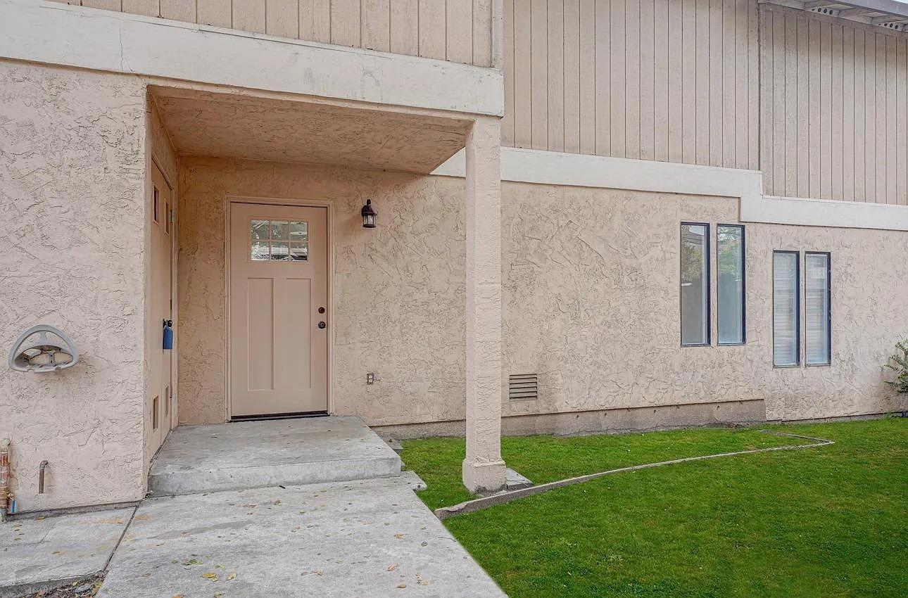 Detail Gallery Image 7 of 20 For 33 Deer St #7,  Salinas,  CA 93906 - 3 Beds | 2/1 Baths