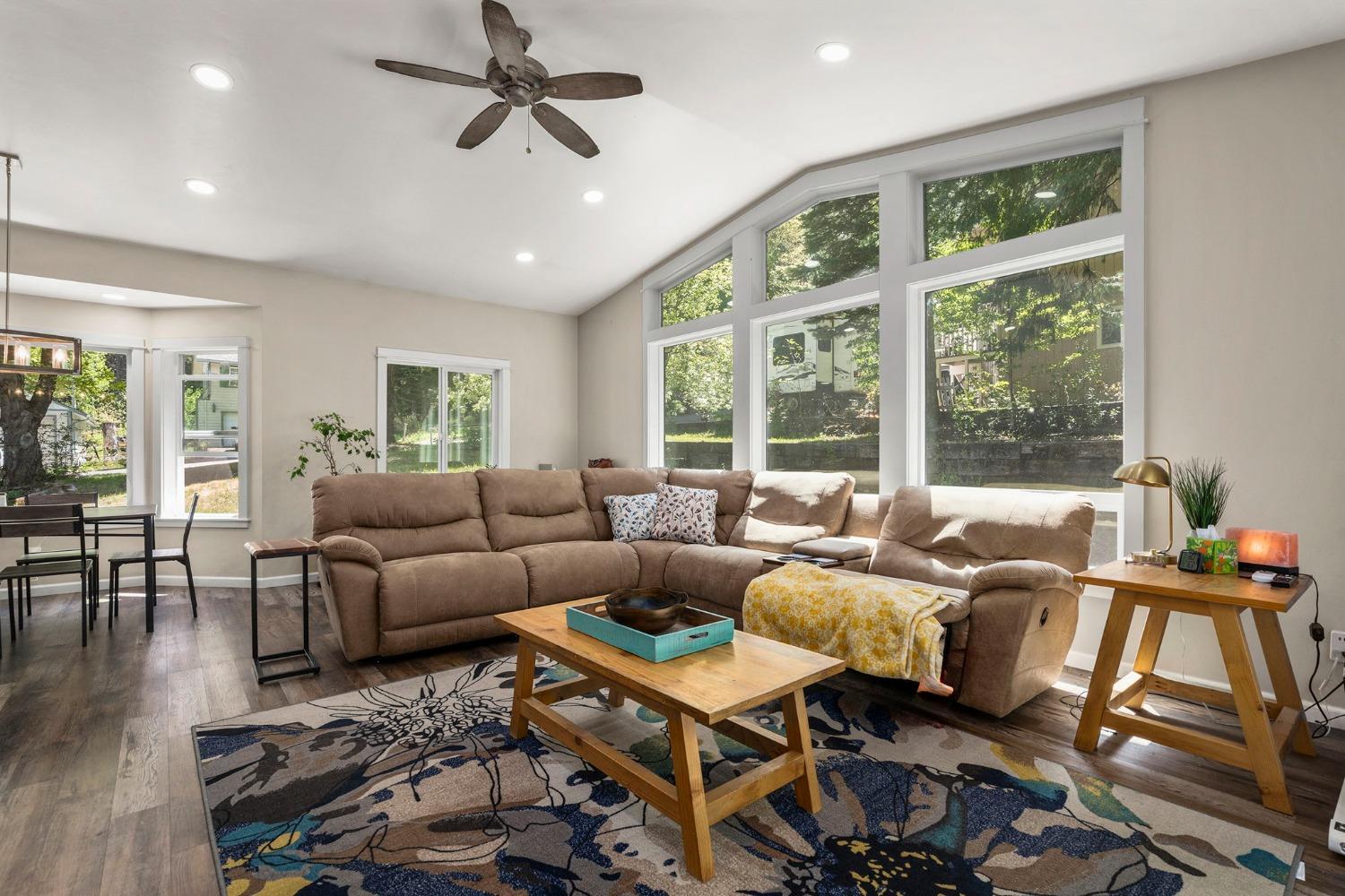 Detail Gallery Image 5 of 23 For 373 Alder St, Quincy,  CA 95971 - 3 Beds | 2 Baths