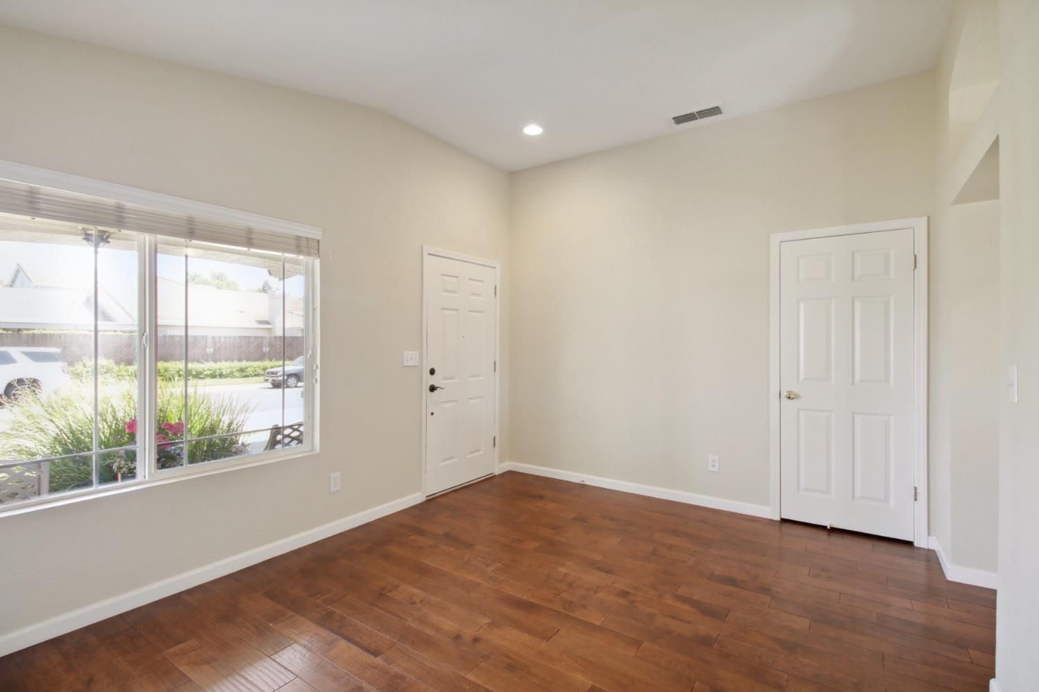 Detail Gallery Image 10 of 57 For 10092 Teddington Way, Elk Grove,  CA 95624 - 3 Beds | 2 Baths
